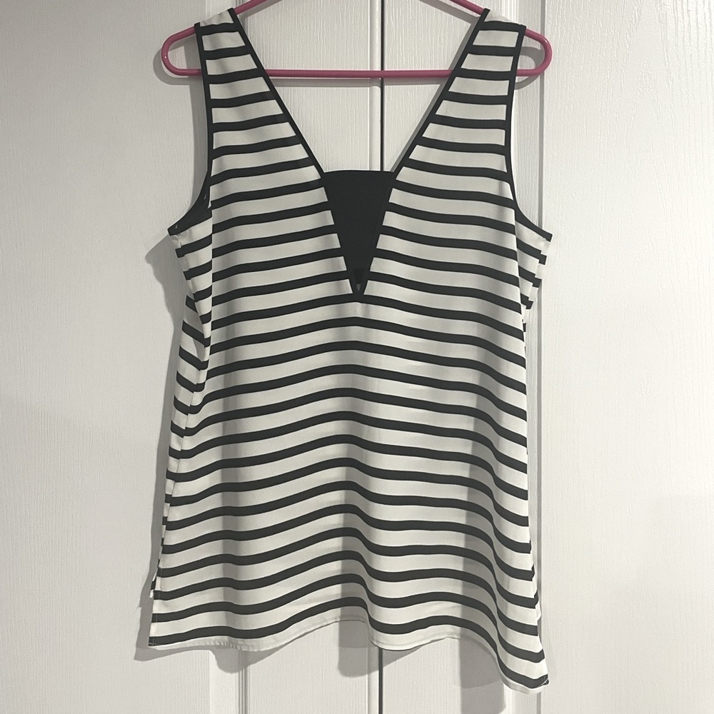 Black and white Express tank top with keyhole 🖤🤍